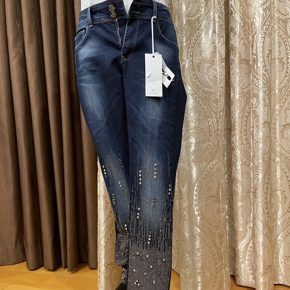 Jeans is decorated with crystals - Picture 2 of 11